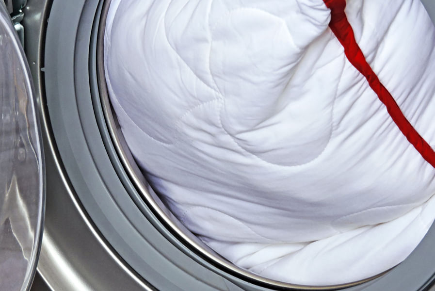 Maquina de lavar com edredom branco 